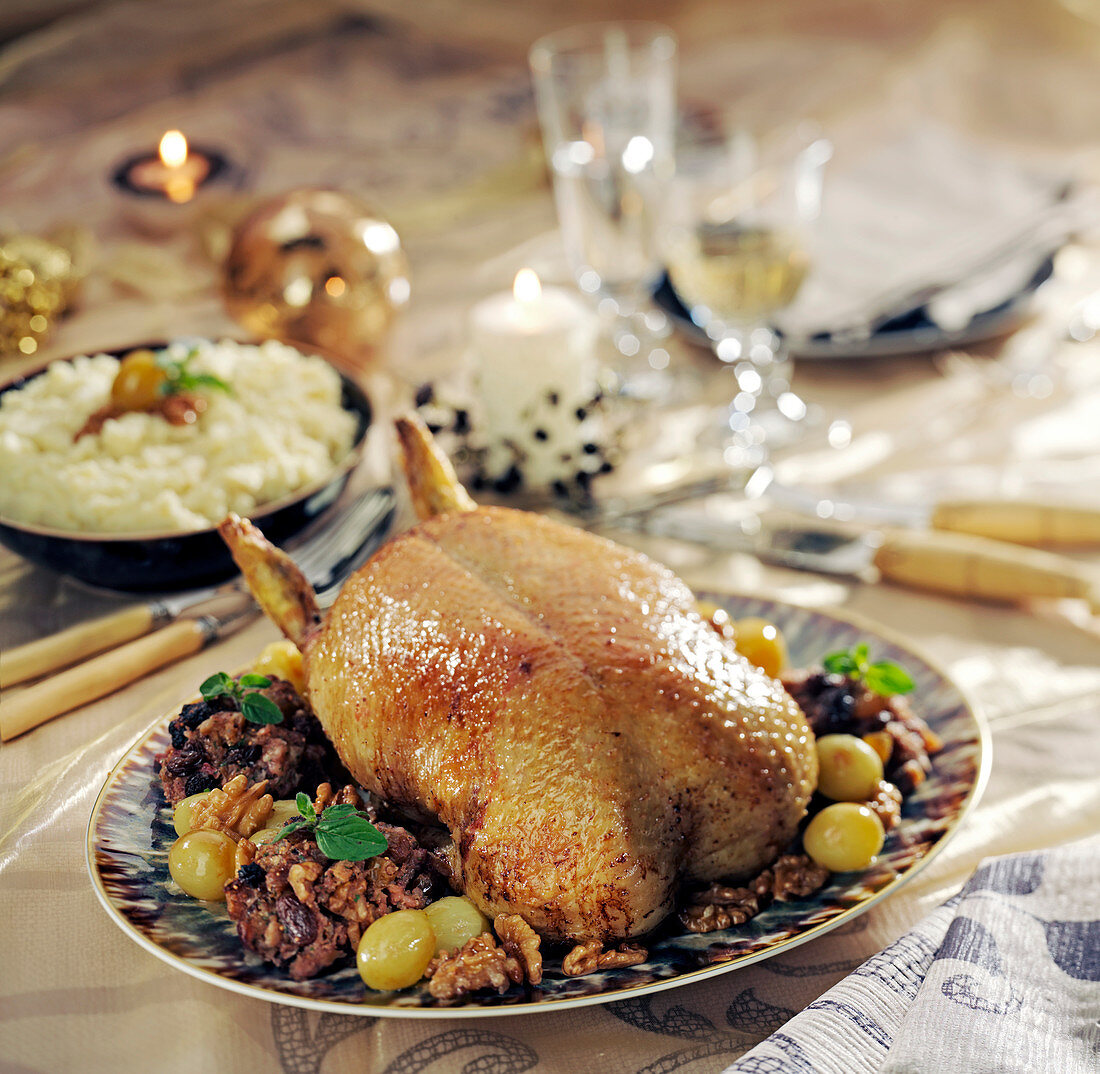 Weihnachtlicher Entenbraten mit Trauben und Nüssen