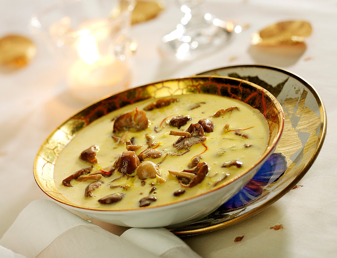 Cream of saffron soup with Saint George's mushrooms