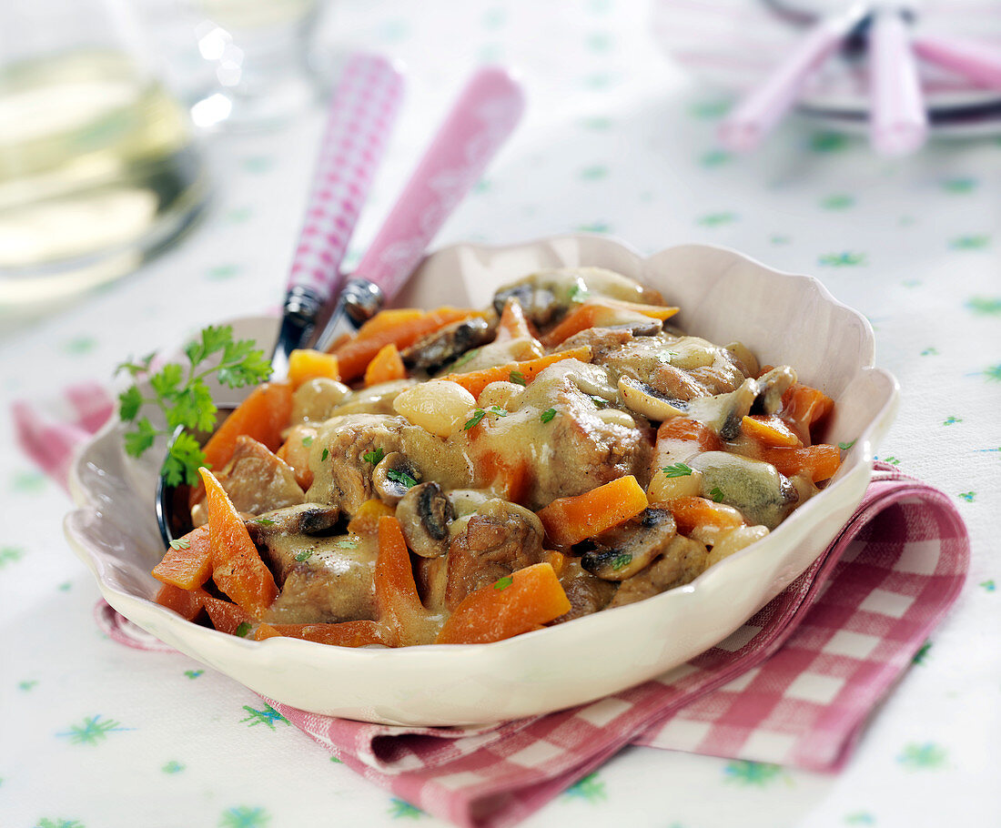 Blanquette de Veau (Kalbsfrikassee) mit Karotten und Pilzen