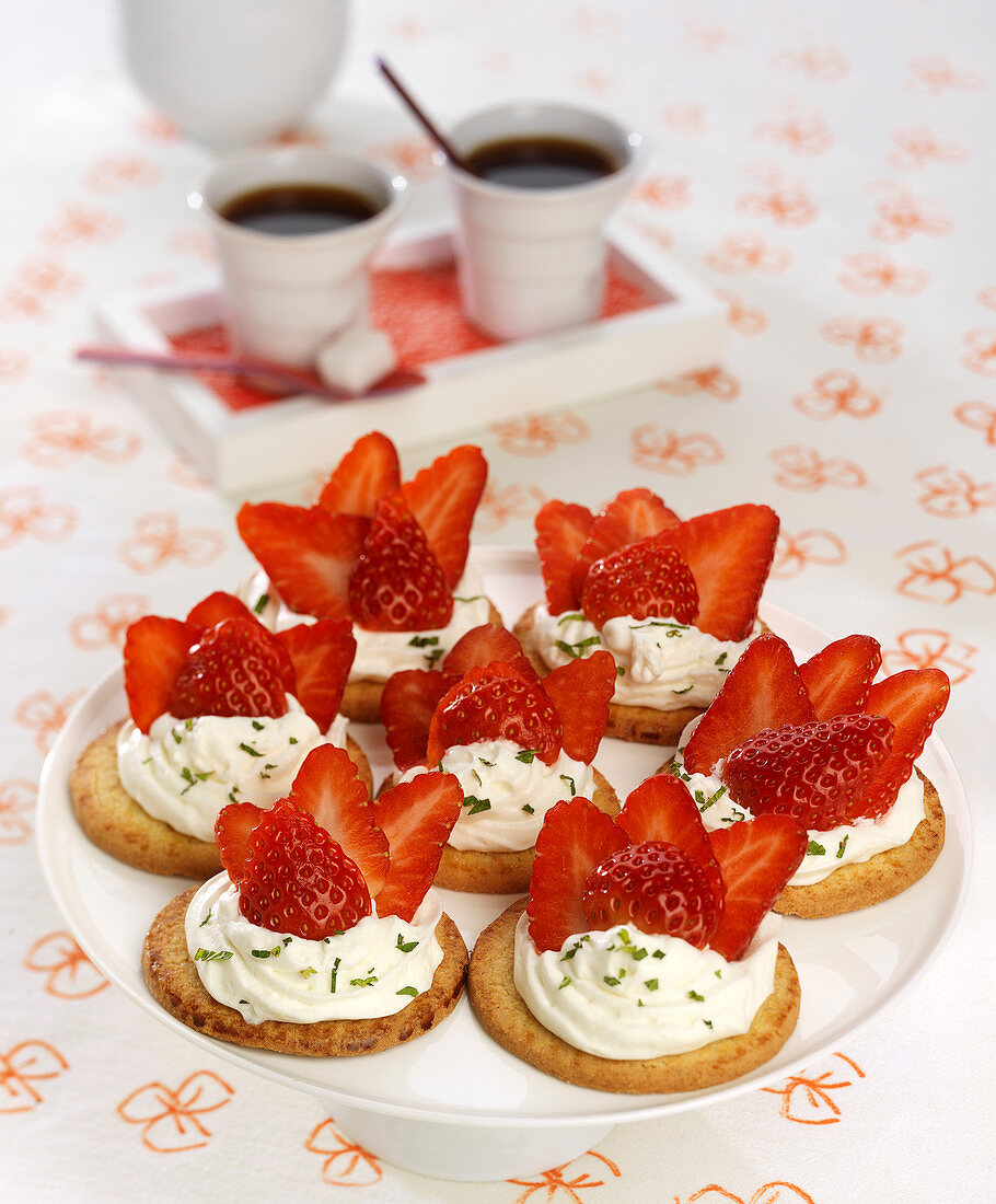 Sables mit Sahne und Erdbeeren