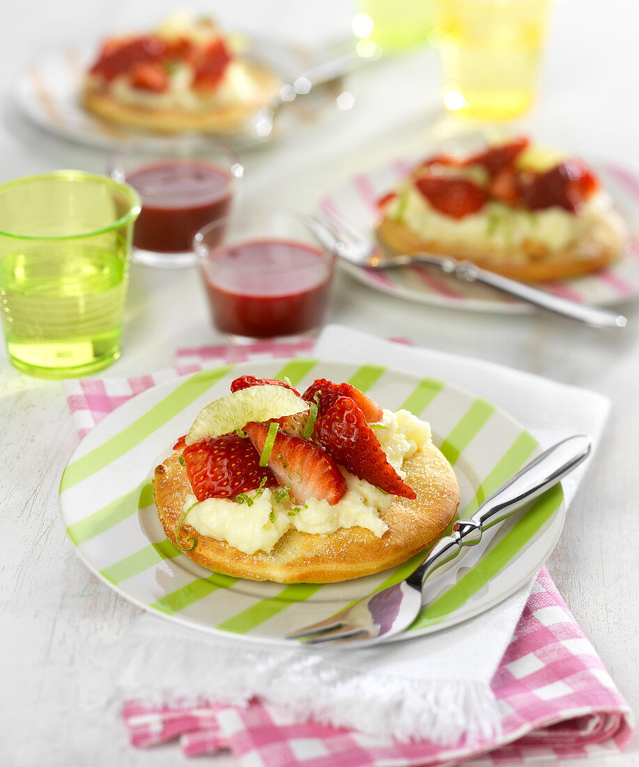 Süsse gezuckerte Mini-Pizzen mit Erdbeeren