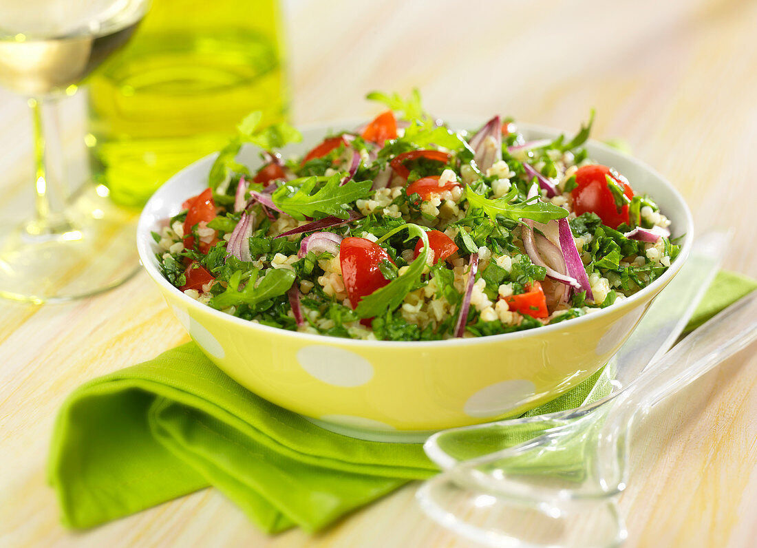 Tabouleh mit Rucola, Tomaten und roten Zwiebeln