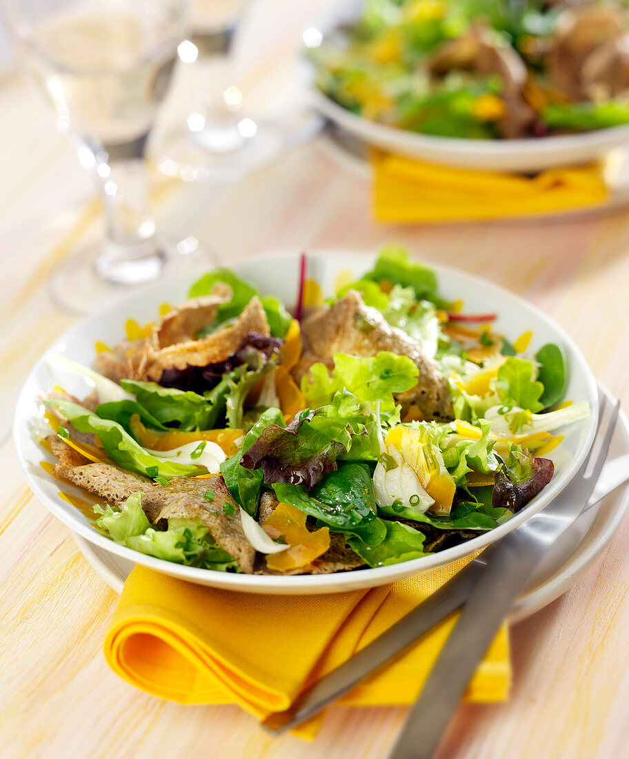 Blattsalat mit knusprigen Crepestreifen, Fenchel und Mimolette
