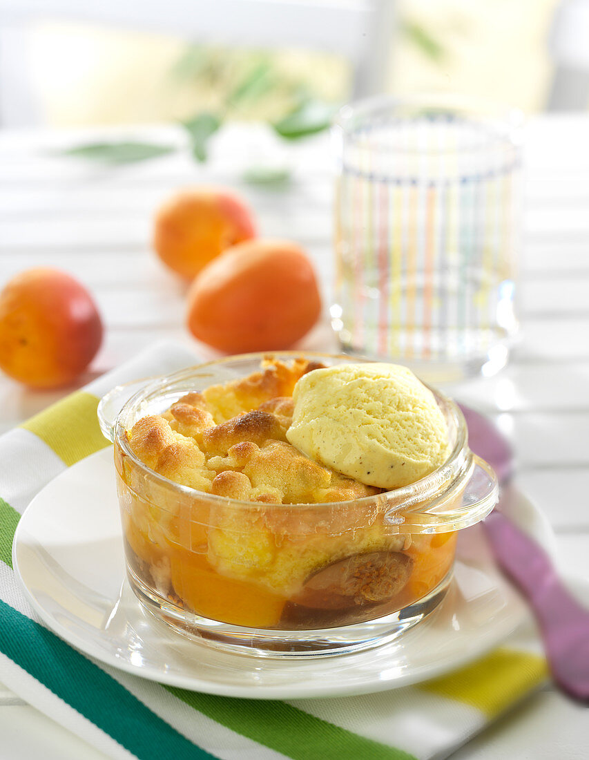 Mini-Crumble mit Aprikosen, Feigen und Vanilleeis