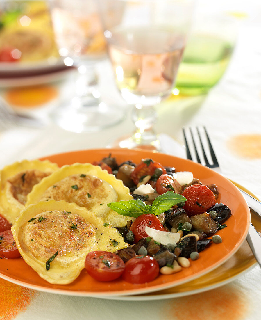 Ravioli mit Käsefüllung dazu Auberginen-Tomaten-Gemüse mit Kapern