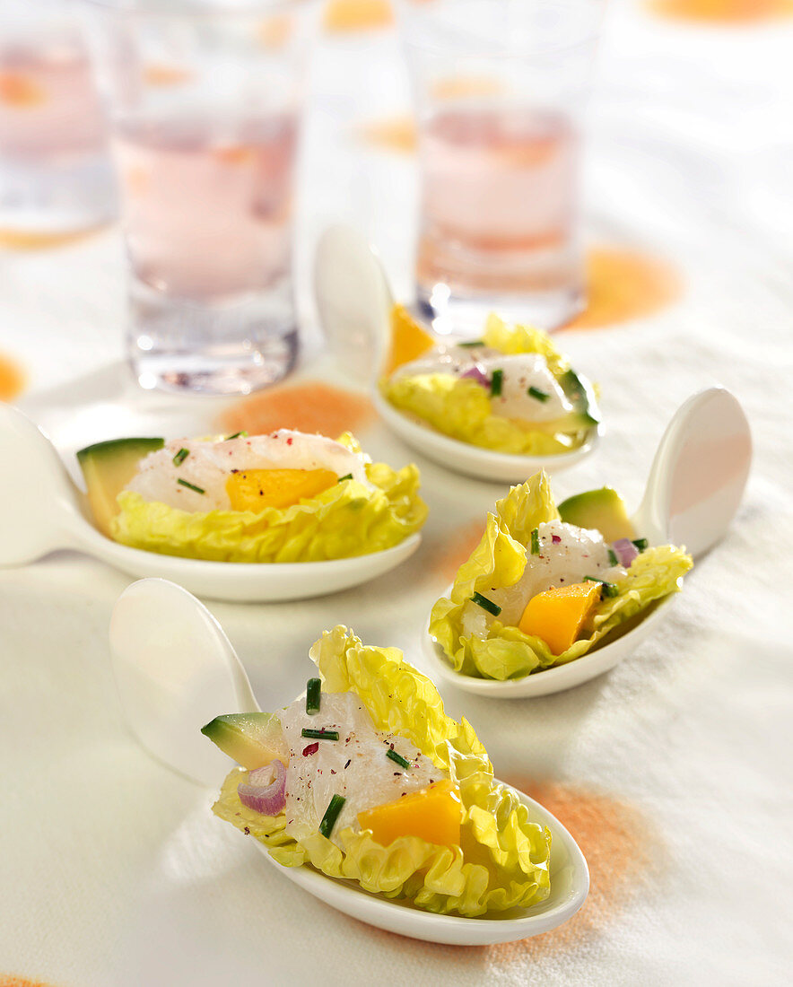 Fischtatar mit Mango, Avocado und Salatblatt als Löffelhappen