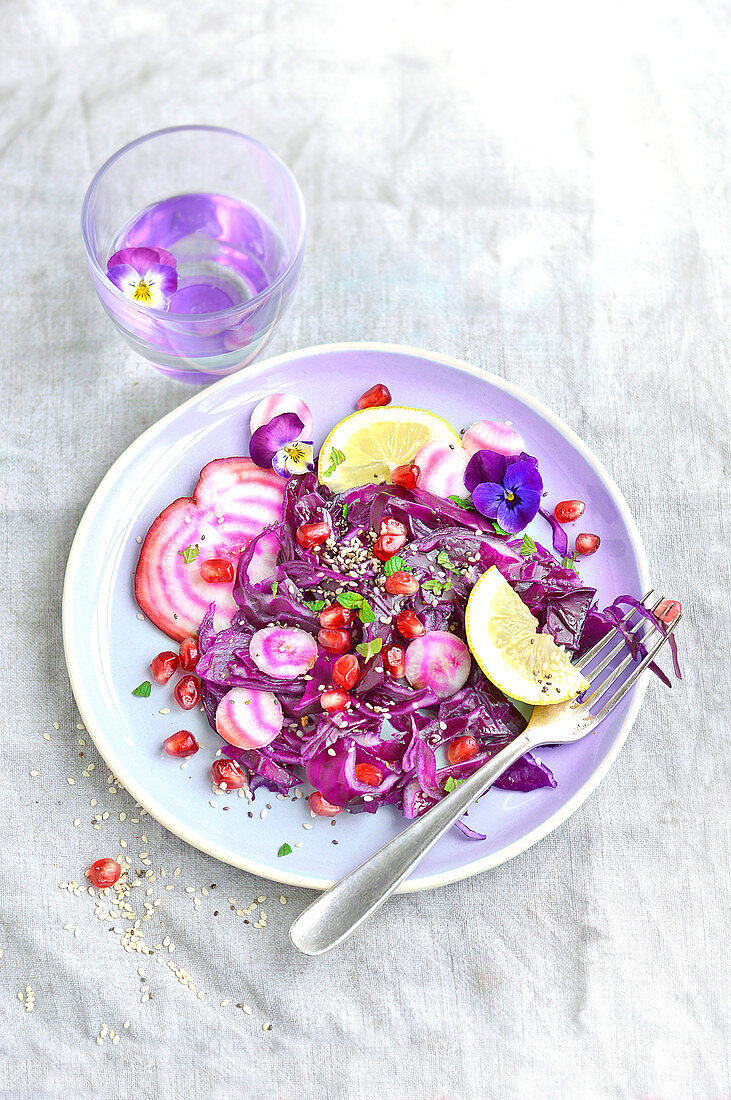 Salat mit Chioggia-Bete, Rotkohl, Granatapfelkernen und Sesam