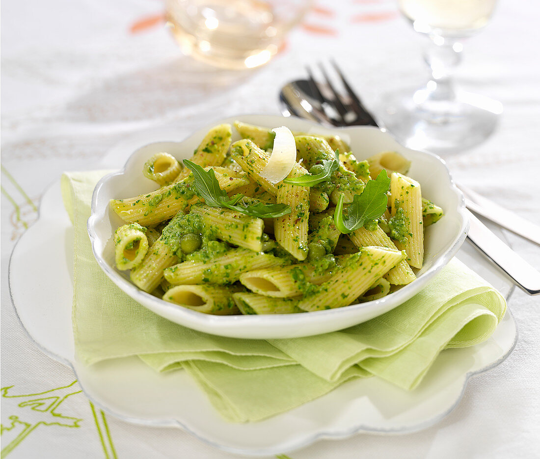 Penne with rocket lettuce and pea cream sauce