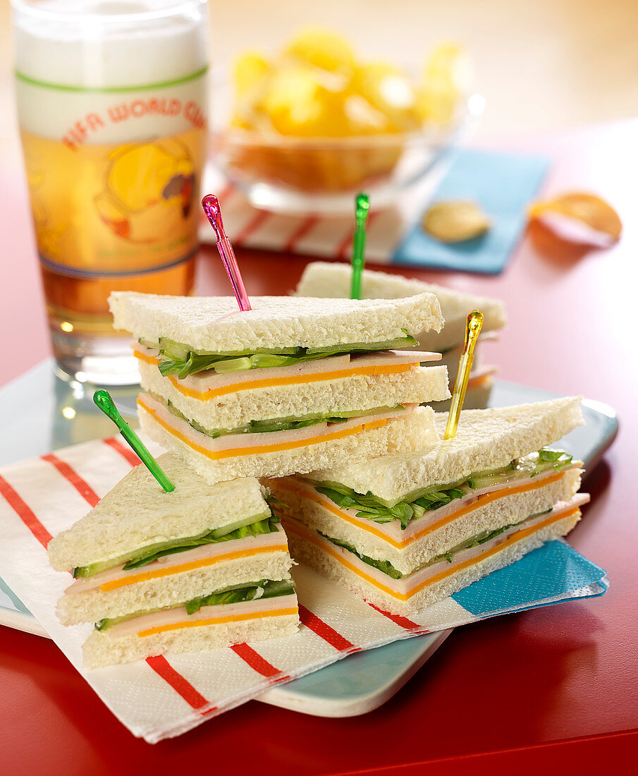 Club Sandwiches mit Truthahnaufschnitt, Salat und Cheddar