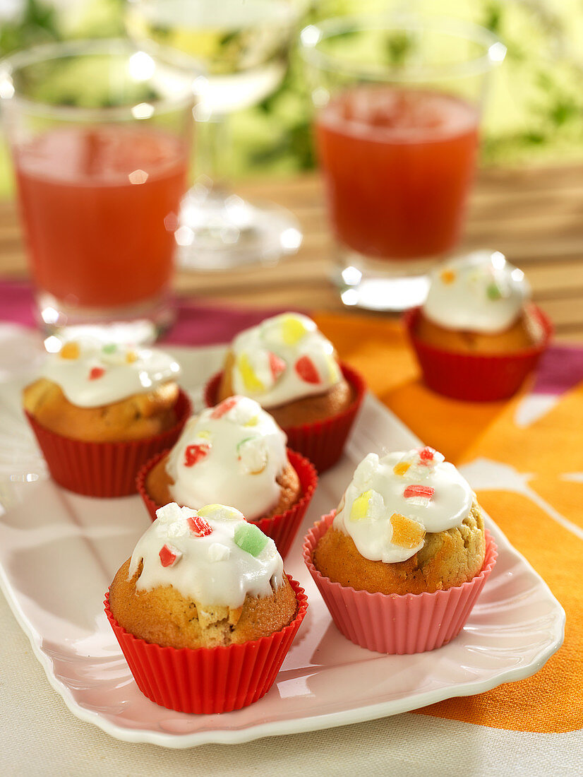 Cupcakes mit Topping aus weisser Schokolade und Bonbonsplittern