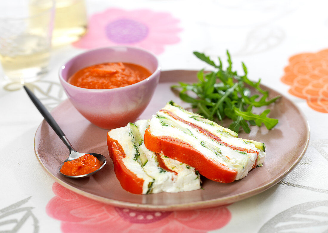 Sommerliche Terrine mit Paprika, Zucchini und Ziegenfrischkäse serviert mit Paprikacoulis