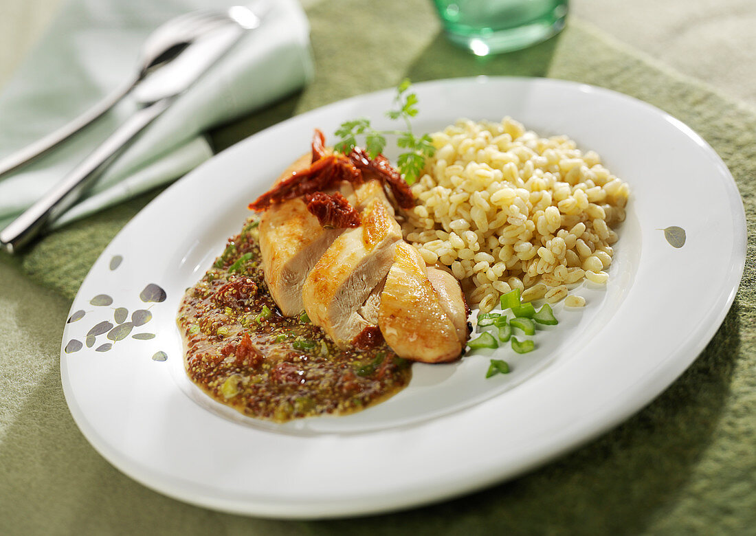 Chicken fillet with traditional mustard and sun-dried tomatoes, plain wheat