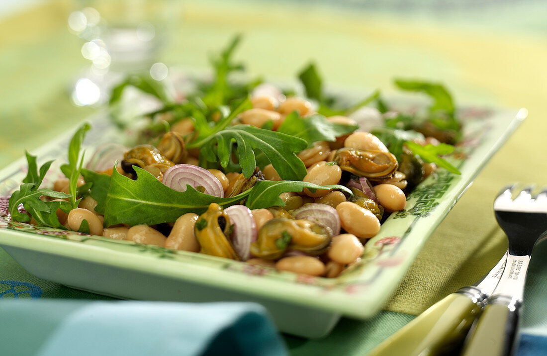 Salat mit weissen Bohnen, Muscheln, roten Zwiebeln und Rucola