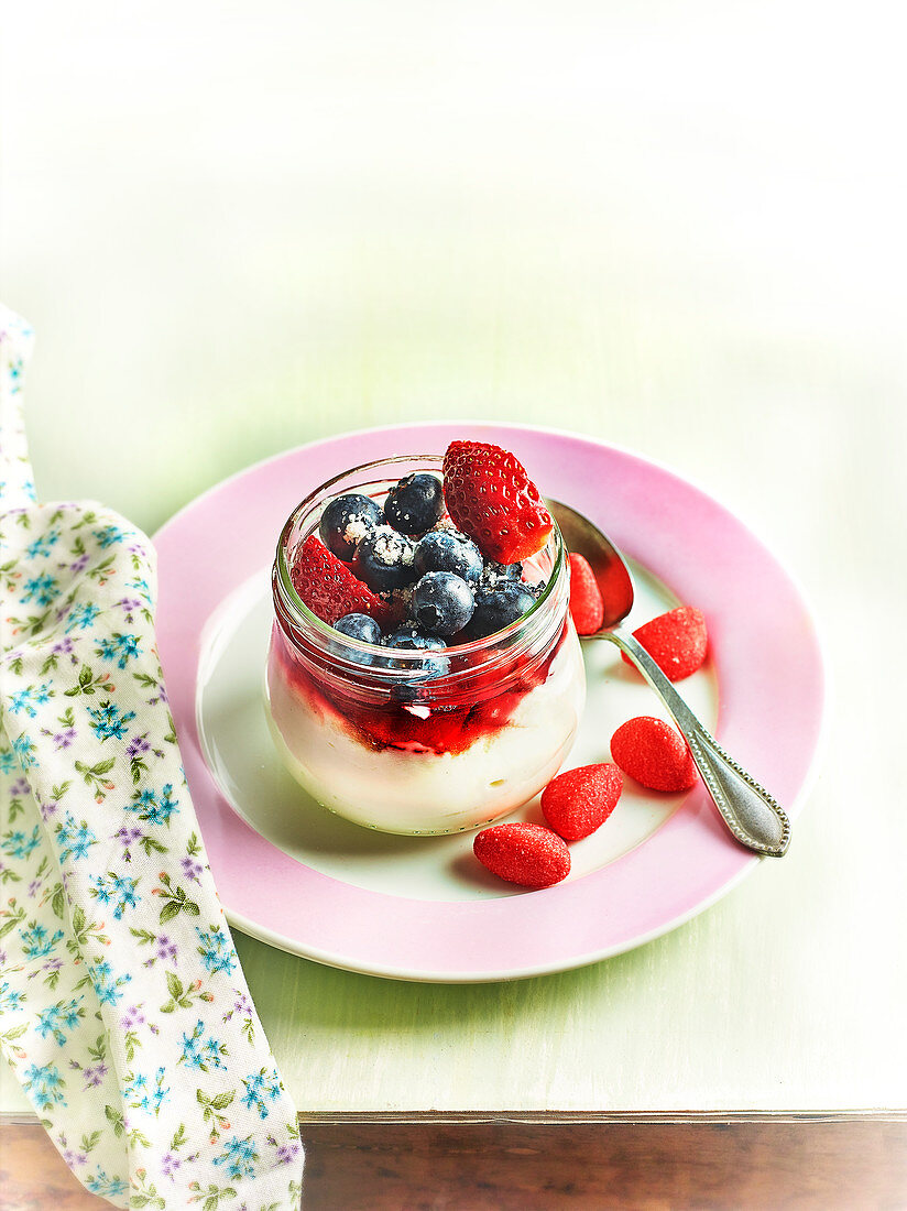 Fromage Blanc mit Heidelbeeren, Erdbeeren, Tagada-Erdbeeren und Waldfruchtcoulis