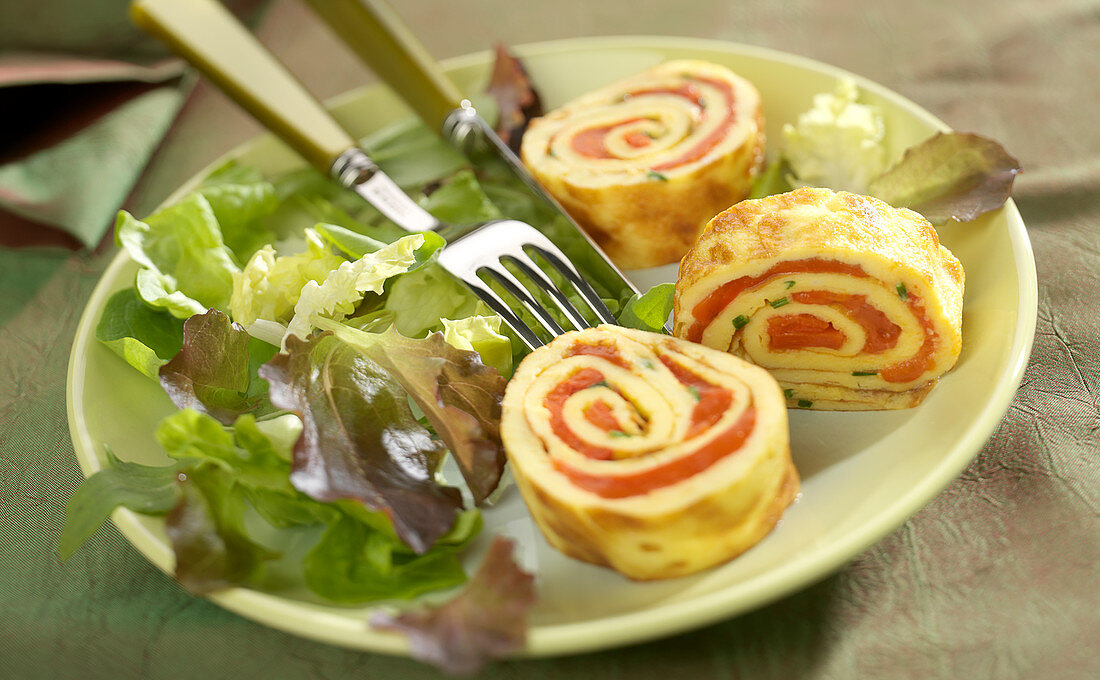 Pfannkuchenröllchen mit gegrillten roten Paprika