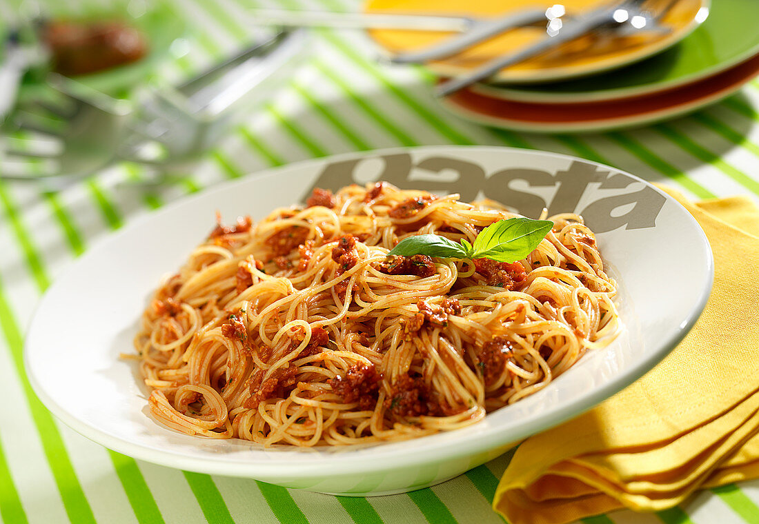 Spaghetti mit rotem Pesto