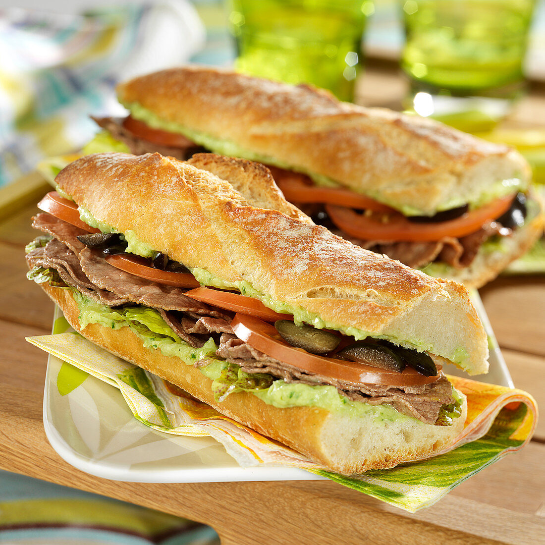 Sandwiches mit Rindfleisch und Artischockenpesto