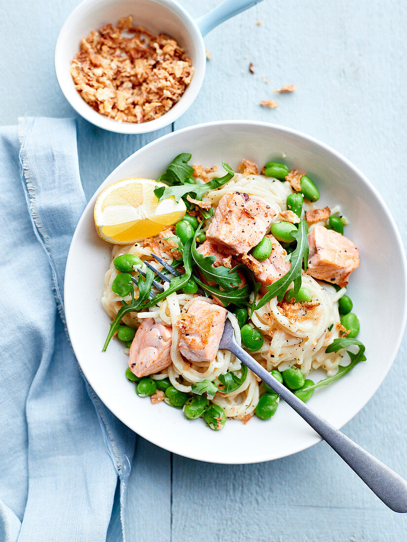 Spaghetti mit Saubohnen, Rucola und Lachs