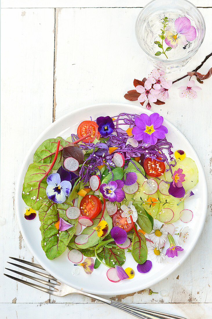 Salat mit Essblüten