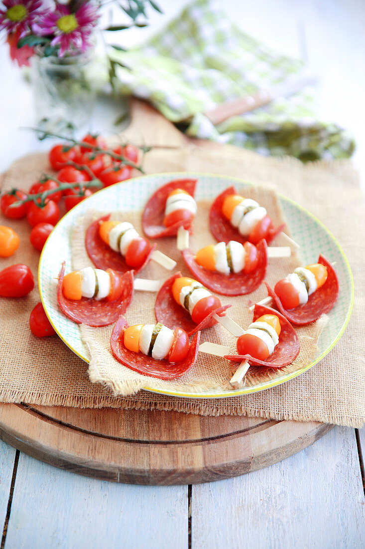 Mediterrane Spiesschen mit Chorizo, Kirschtomaten und Mozzarellabällchen