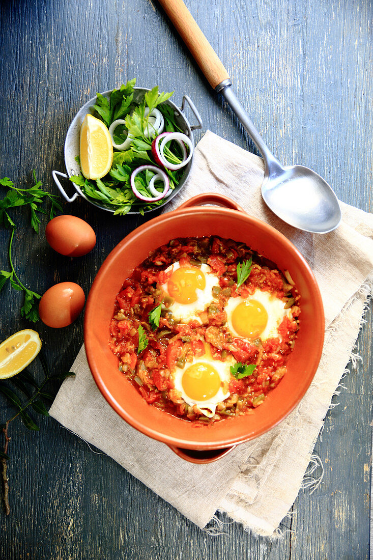 Tajine mit Paprika, Tomaten, Zwiebeln und Ei