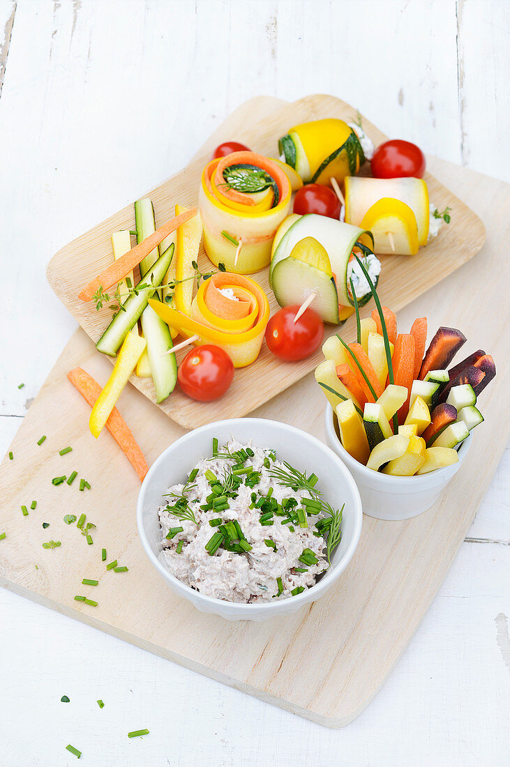 Gemüseröllchen mit Kräuterfrischkäse und Thunfischcreme mit Gemüsesticks