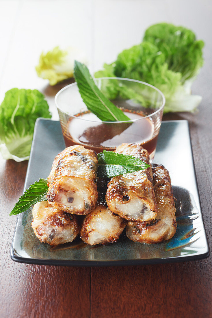 Nems (frittierte Frühlingsrollen, Vietnam) mit Würstchen und Taschenkrebs, süß-saure Sauce mit Chili