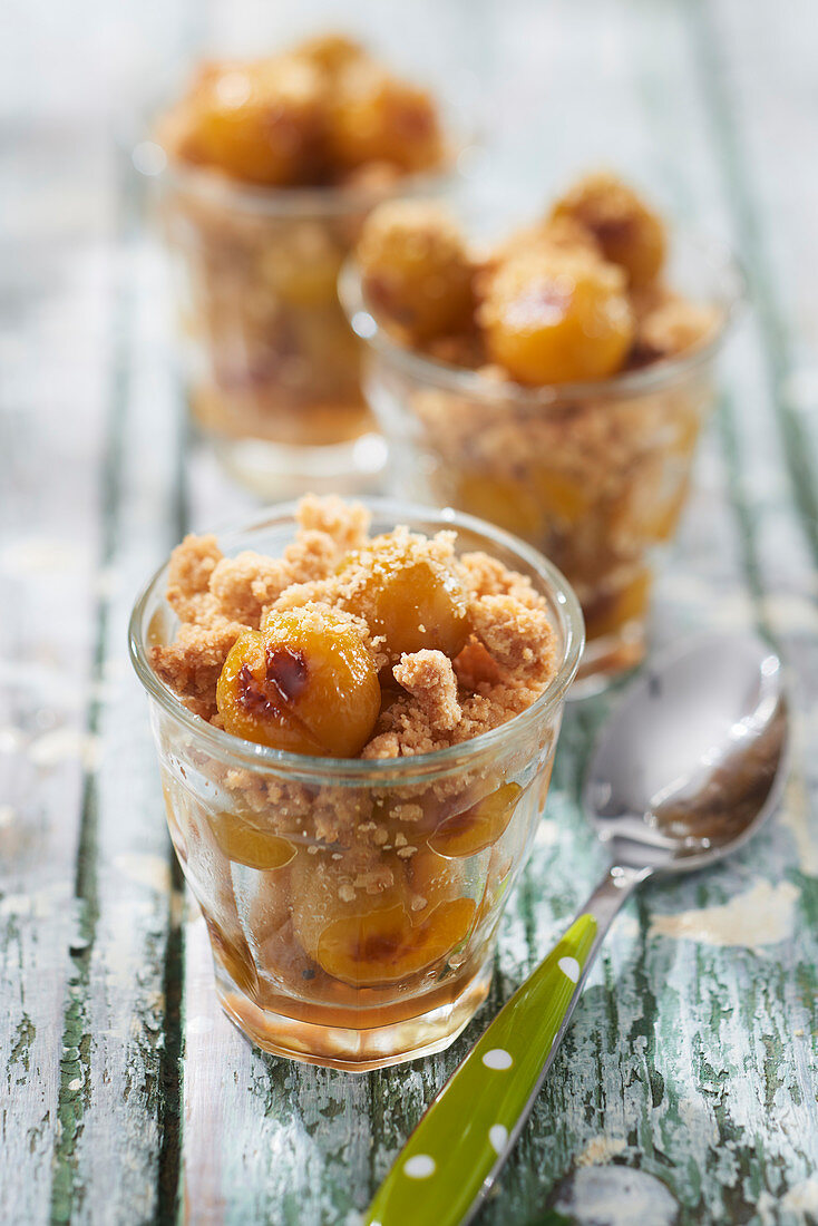 Small crumble of Breton shortbread with roasted mirabelle plums a la plancha