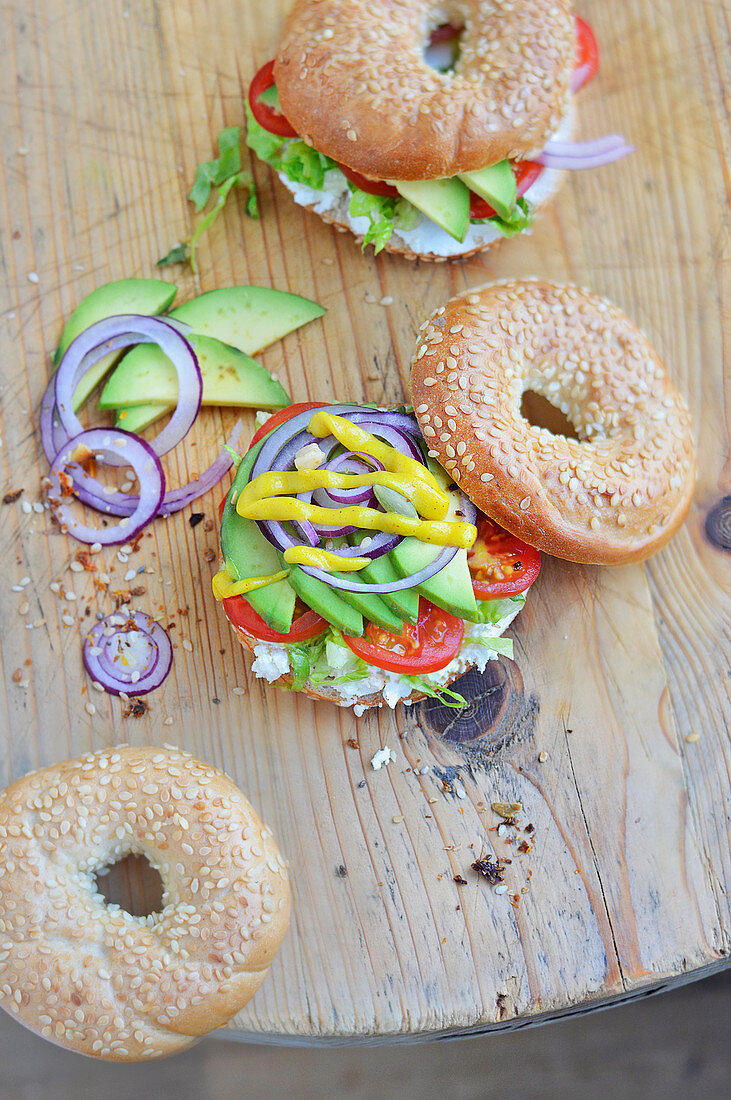 Bagels mit Avocado, Frischkäse und Gemüse