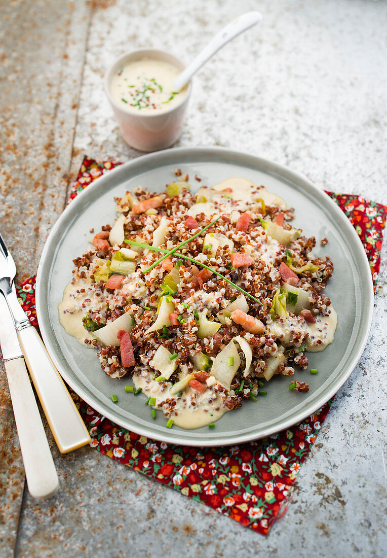 Quinoa-Salat mit Chicorée und Speckwürfeln