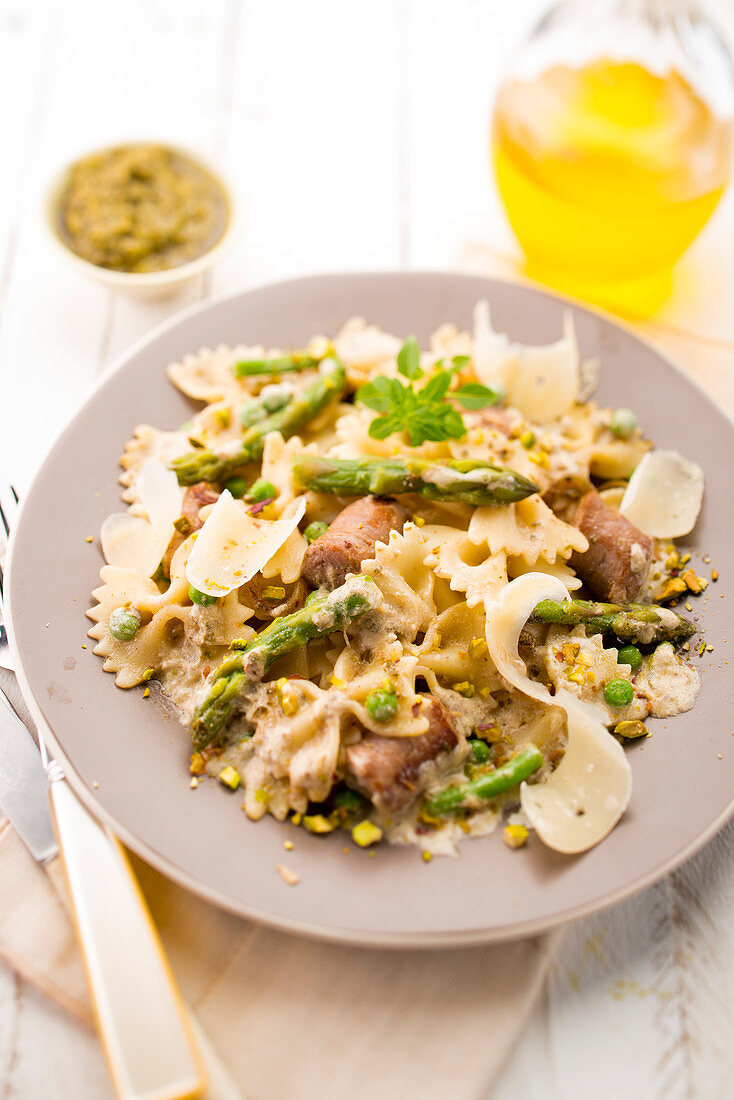 Farfalle mit grünem Spargel und Würstchen