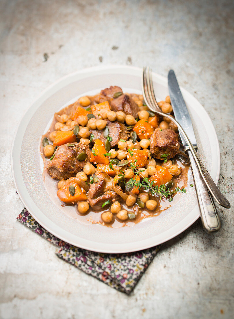 Navarin (Lammragout, Frankreich) mit Karotten und Kichererbsen