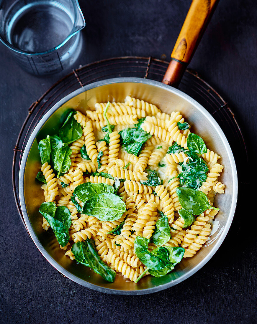 One-Pot-Pasta mit Fussili, Spinat und Gorgonzola