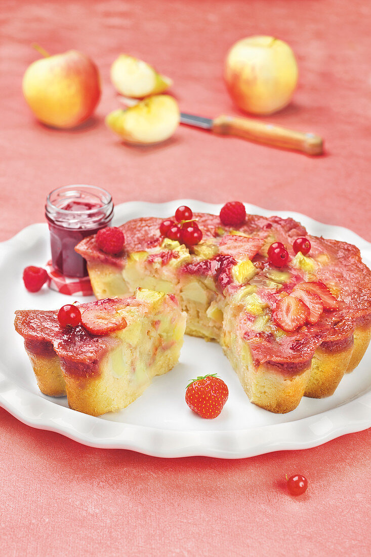 Apfelkuchen mit roter Beerenmarmelade