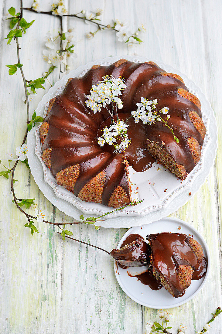 Kranzförmiger Schokokuchen mit Glasur