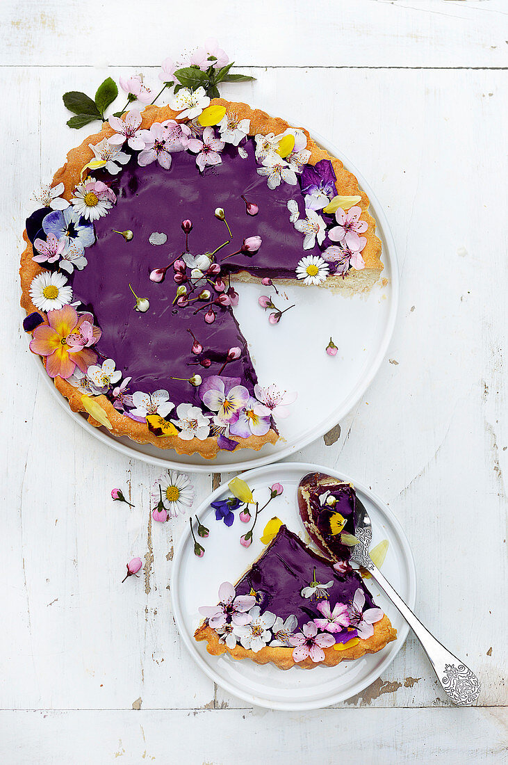 Blackcurrant Pie with cut flowers
