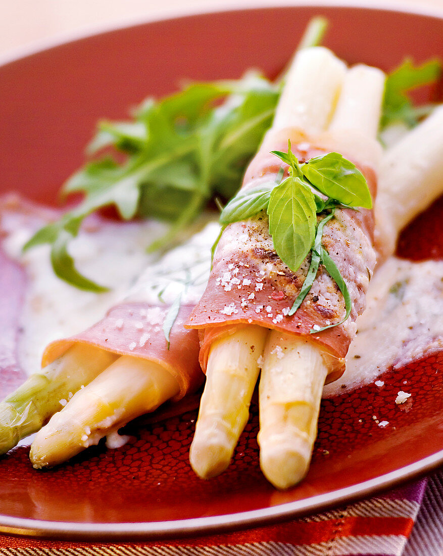 Weisser Spargel im Speckmantel mit Parmesan