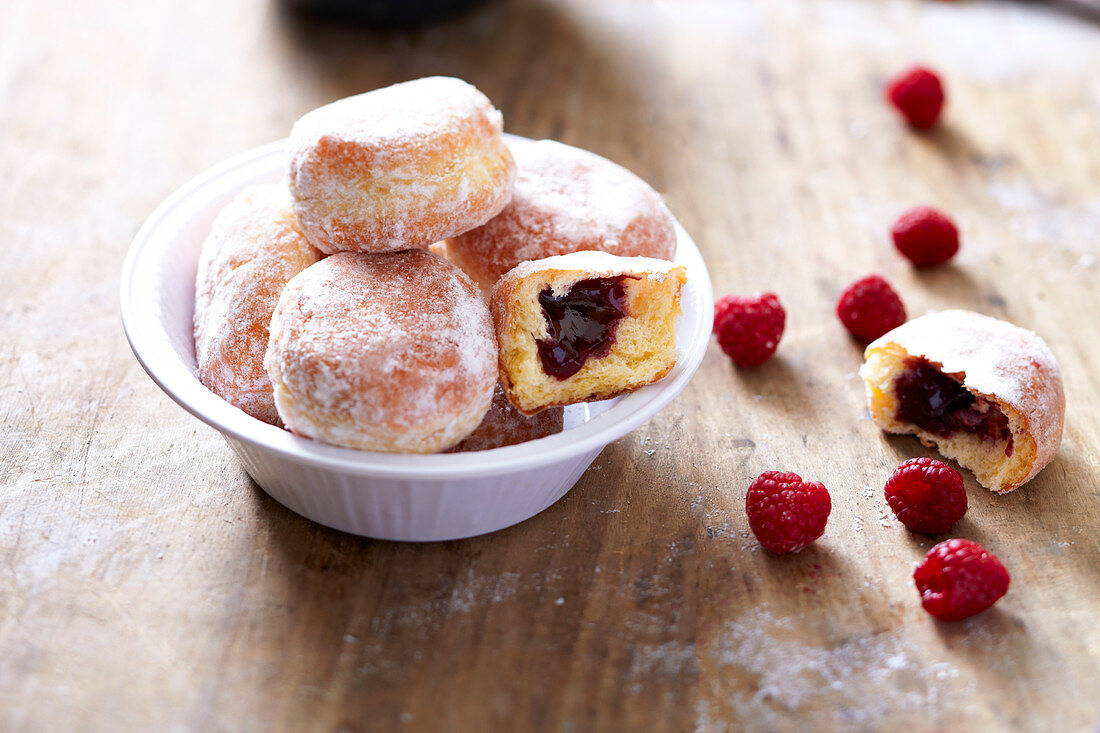 Mini Krapfen mit Himbeermarmelade