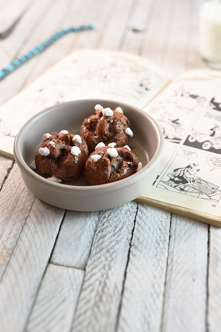 Chouquettes au cacao (Winbeutel mit Kakao und Hagelzucker, Frankreich)