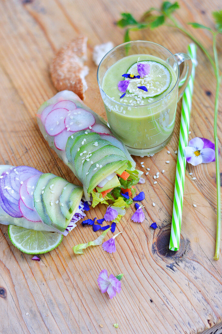 Frühlingsrollen mit Avocado, Karotten, roten Zwiebeln und Radieschen, Avocado-Smoothie