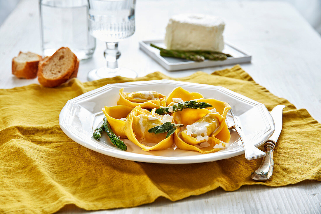 Tortelloni with asparagus and ricotta