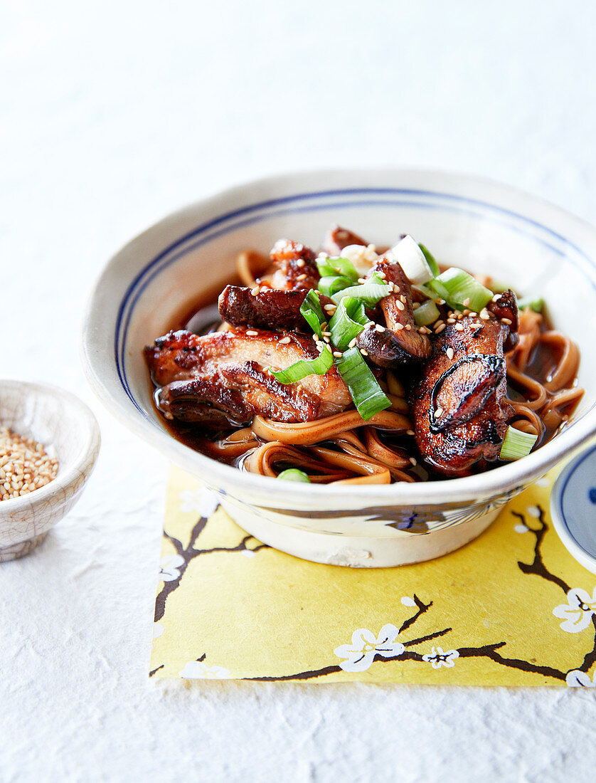 Udon-Nudeln mit karamellisiertem Hähnchen