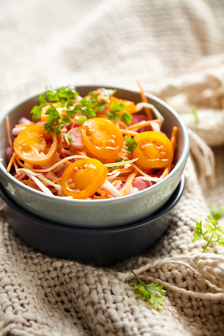 Coleslaw mit Radieschen und gelben Kirschtomaten