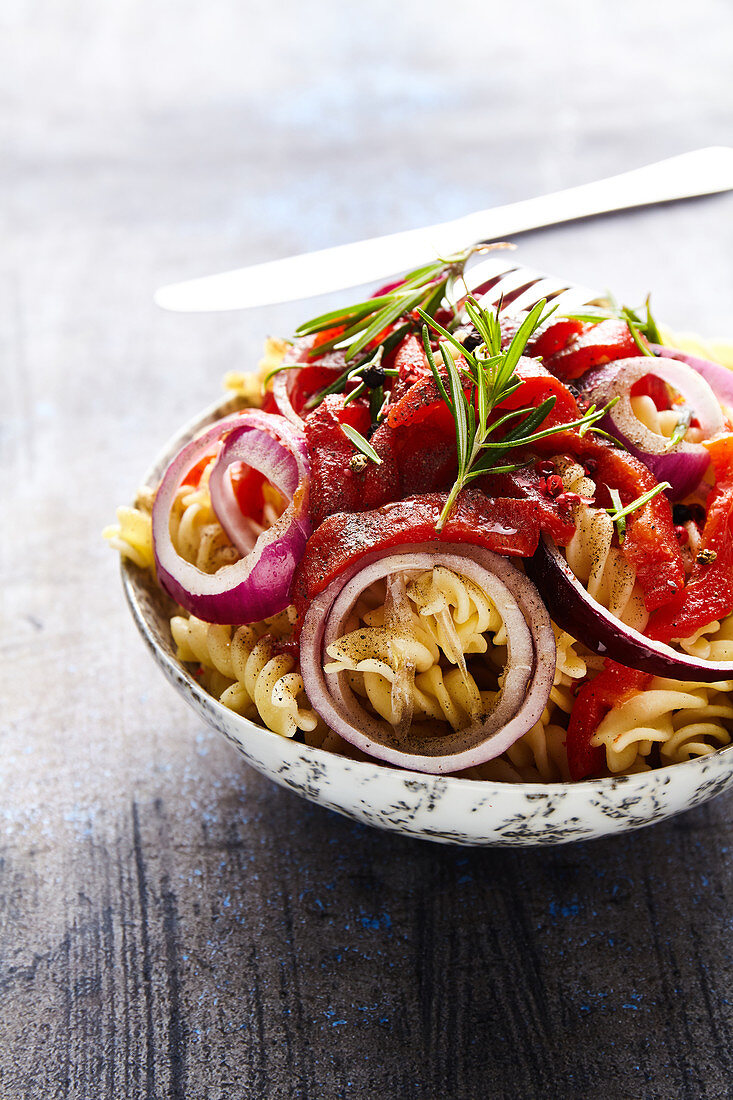 Fusilli mit roten Paprika, Zwiebeln und Rosmarin