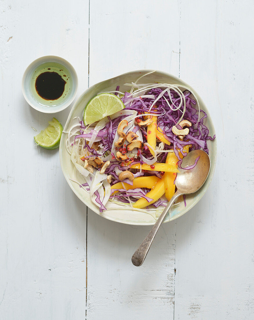 Kraut-Fenchel-Salat mit Mango und gerösteten Cashewnüssen