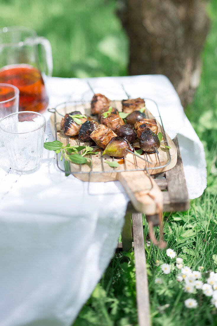 Pork and fig brochettes outdoors