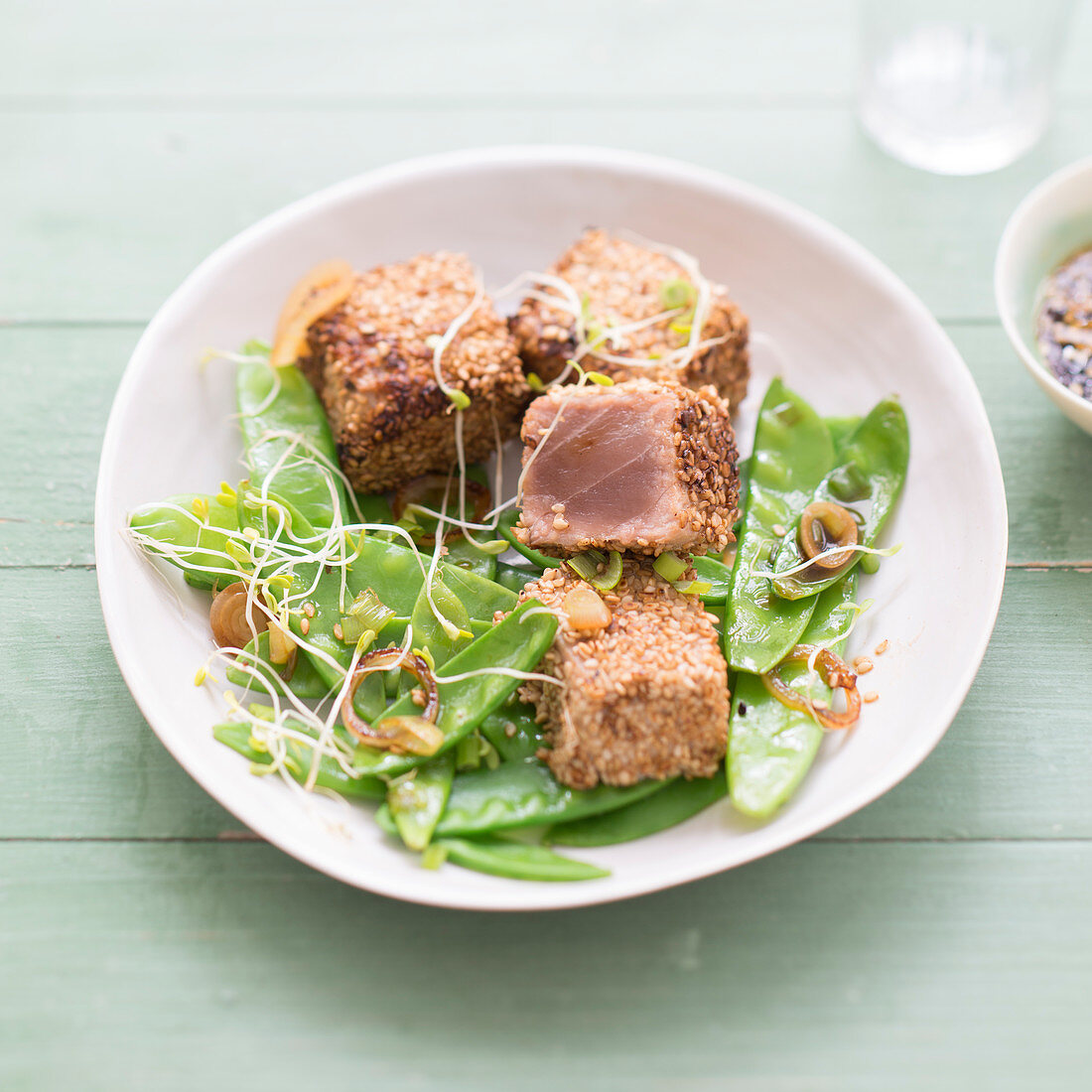 Thunfischwürfel mit Sesamkruste, Zuckerschotensalat mit Alfalfasprossen und Schalotten-Vinaigrette