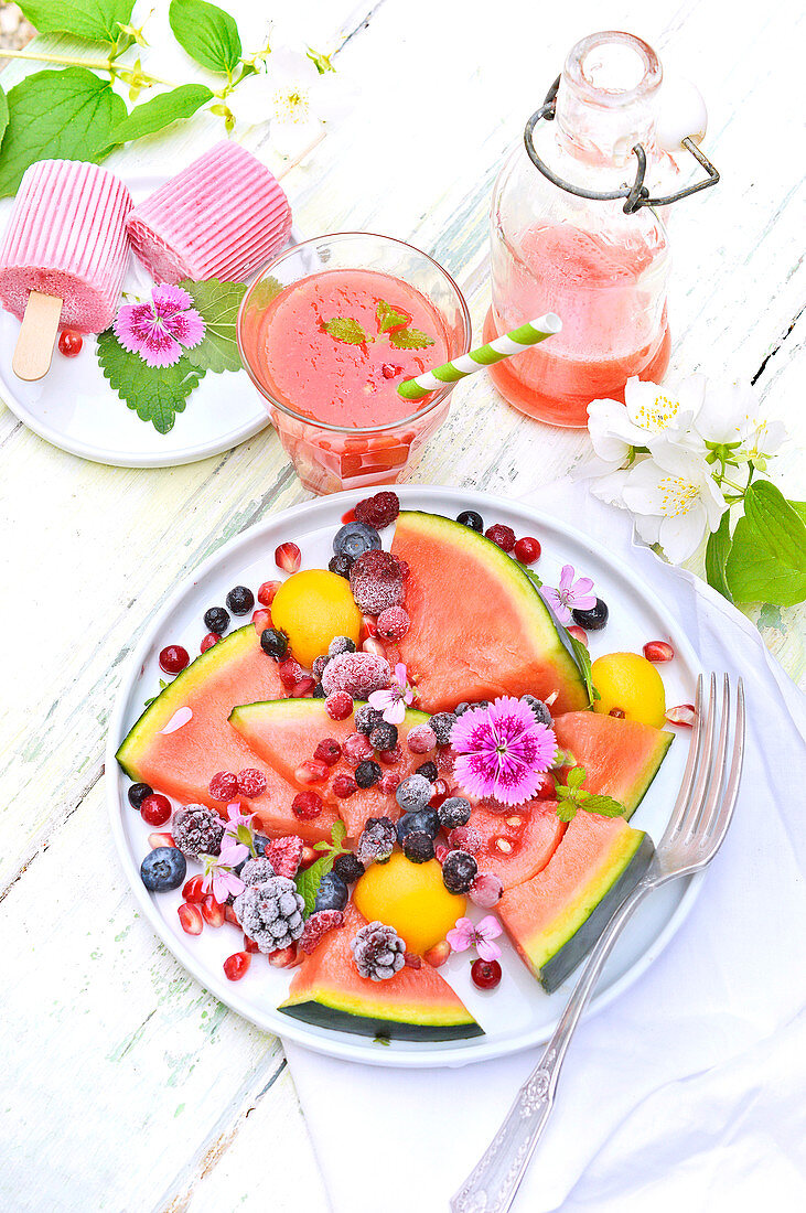 Wassermelone mit gefrorenen Beeren, Wassermelonensaft und Petit-Suisse-Eis mit Waldfrüchten