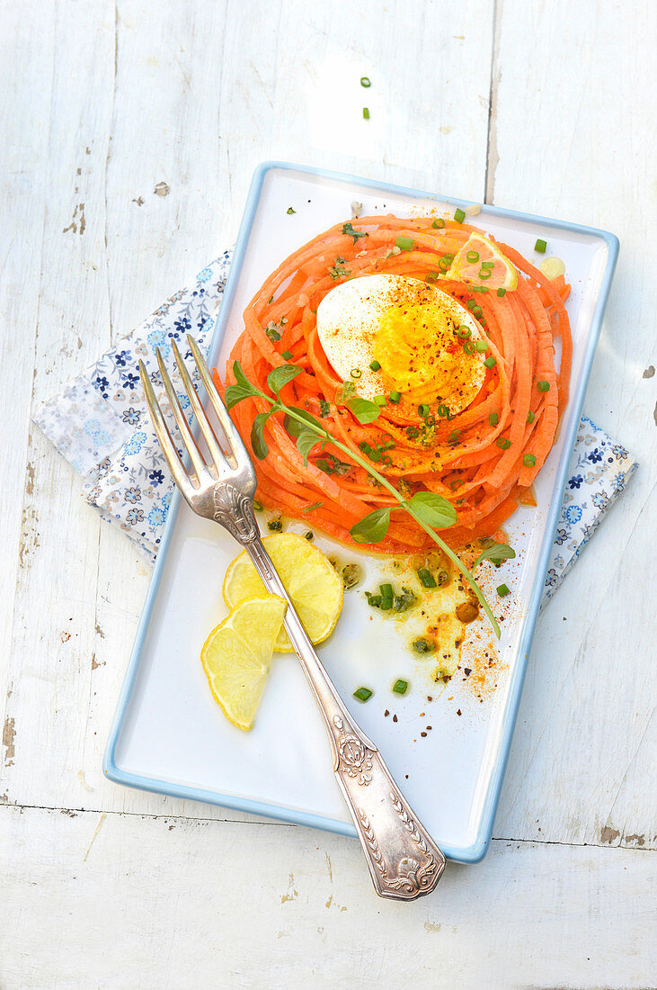Ei Mimosa mit Espelette-Chili Nest aus geraspelten Karotten