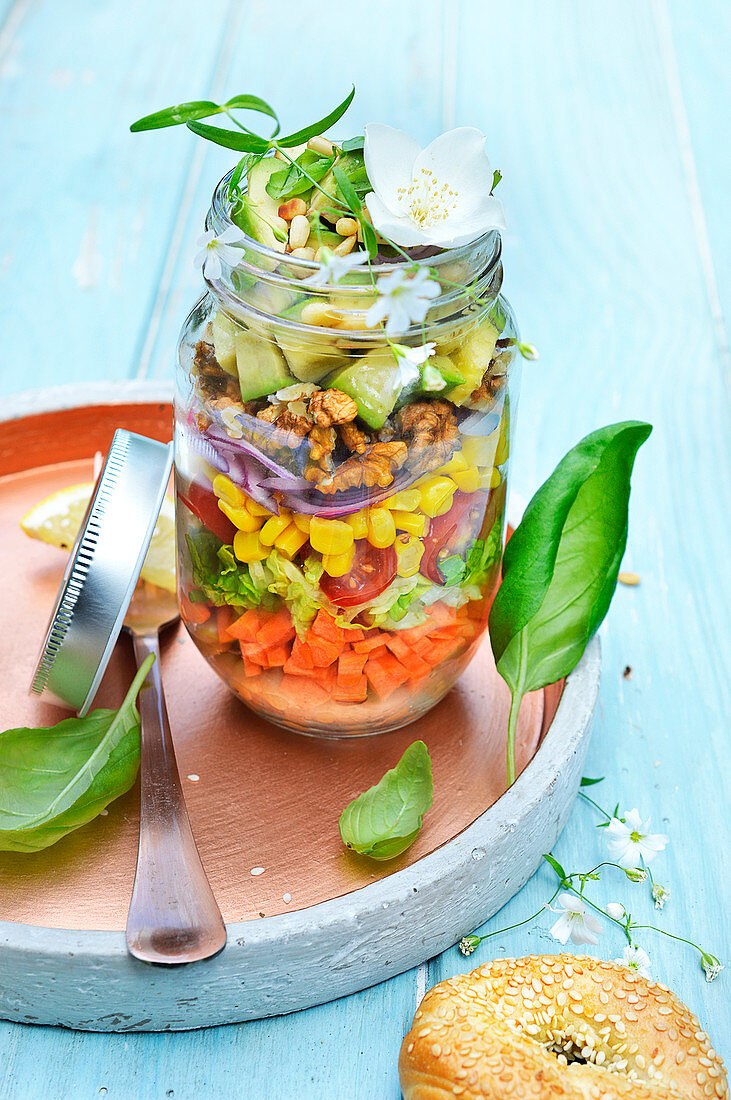 Geschichteter Salat mit Avocado im Weckglas